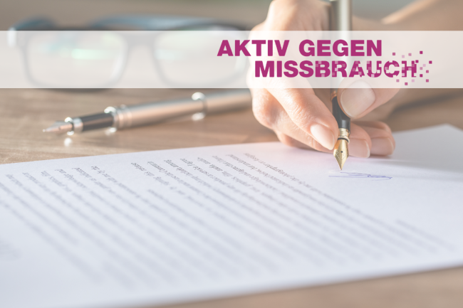 Ein Dokument wird unterzeichnet mit einem Füllfederhalter